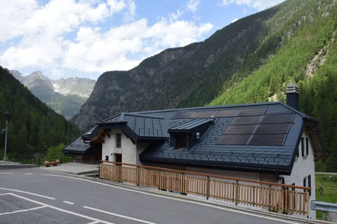 Parking and upper entrance.