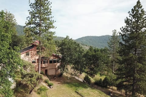 Only 19 miles from Yosemite entrance, Sierra Nevada foothills, above Bass lake. 