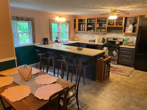 Eat in kitchen seats 10