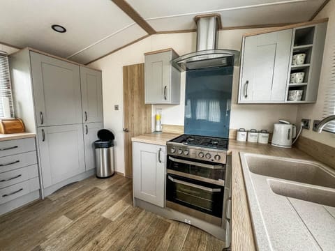 Spend your bank holidays 2026 at Weeley Bridge Holiday Park, where you can enjoy the comfort of a kitchen area in a caravan and explore nearby beaches and family attractions like Hasty’s Adventure Farm.