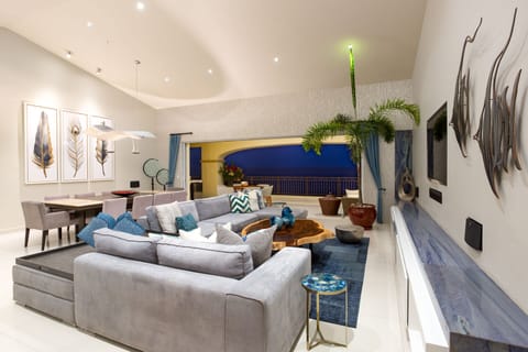 Luxurious Beachfront Penthouse!