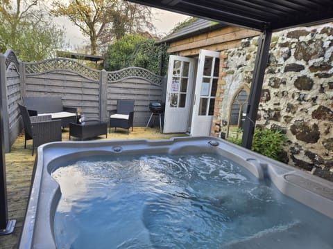 Hot Tub / whirlpool bath (Indoor)