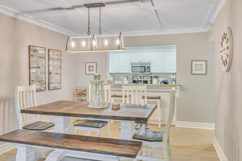 Eat together in the provincial chic dining area 