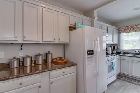 Clean & well stocked kitchen!
