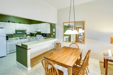 Dining Area | Dishware & Flatware Provided