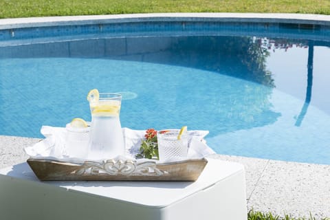 refrigerio  al lado de la piscina