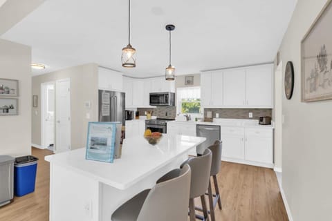 Kitchen Breakfast Bar