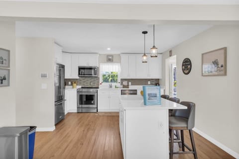 Breakfast Bar and Kitchen