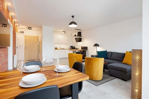 Harmonijne połączenie części jadalnianej i wypoczynkowej z aneksem kuchennym. 