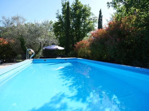 Water, Plant, Sky, Swimming Pool, Shade, House, Grass, Tree, Leisure, Composite Material
