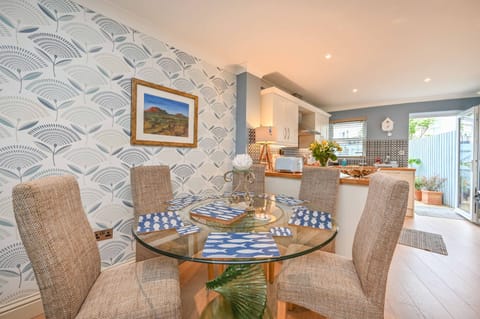 Lisburne Place Town House in Torquay - Dining Area