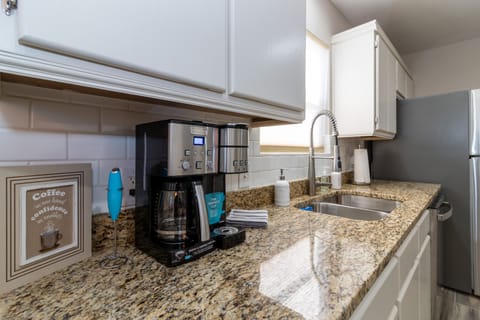 Cuisinart dual coffeemaker. Single cup side accepts most Kcups