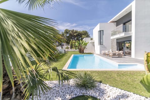 Private pool and manicured garden — Villa das Dunas, luxury holiday villa in Sesimbra