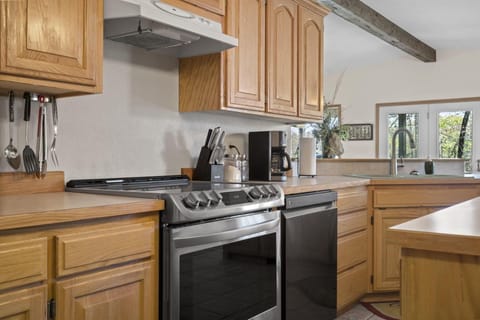 Updated Appliances in Open Concept Kitchen