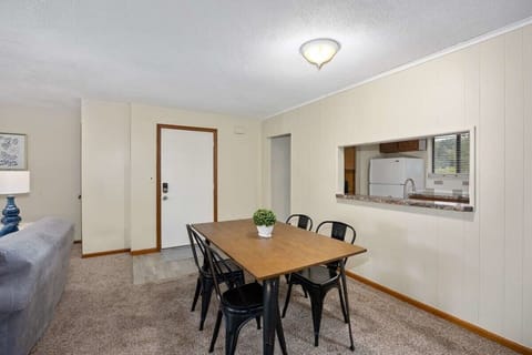 Dining seating for 4