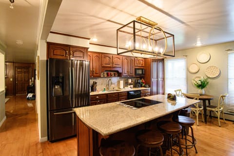 Beautiful kitchen, well-equipped for all your cooking needs!