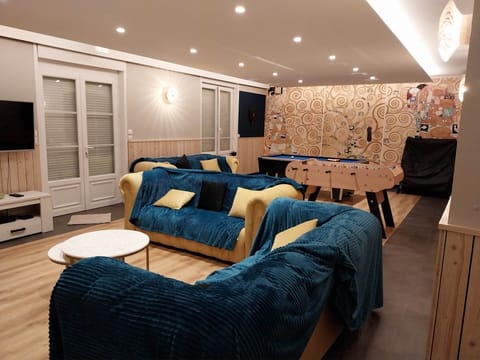 Vue depuis le coin salon : un espace chaleureux et spacieux, parfait pour se retrouver en famille dans notre gîte de groupe du Pas-de-Calais.