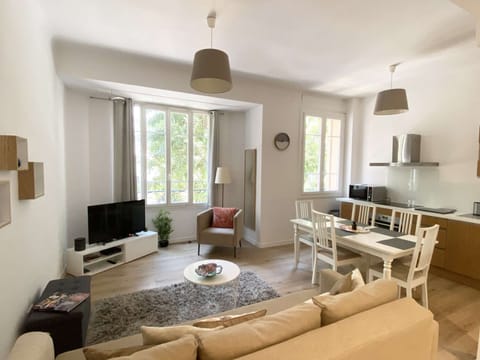 Spacious living room