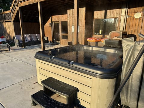 Hot tub for 6