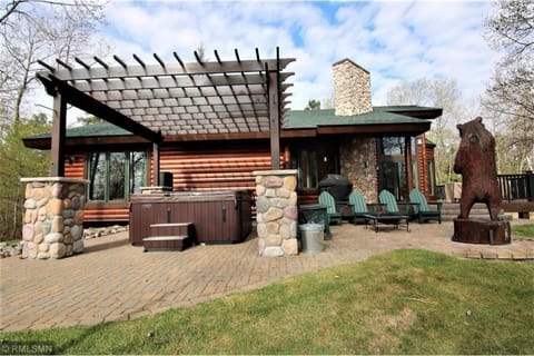 Endless outdoor entertainment- large deck w/fire table, fire pit and hot tub