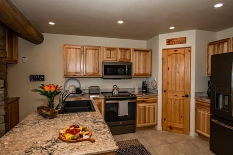 Enjoy some aprés ski in the open kitchen/living room area!