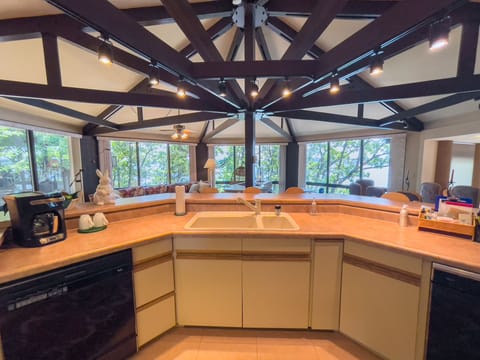 Kitchen with breakfast bar