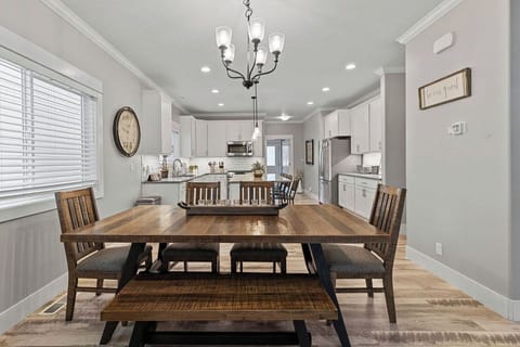 Dining Area- Seating for 6 at the table and 4 at the kitchen bar. 
