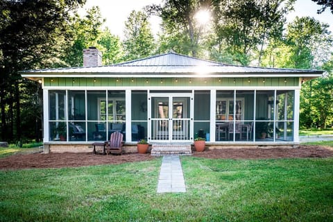Our spacious cottage on the lake. 