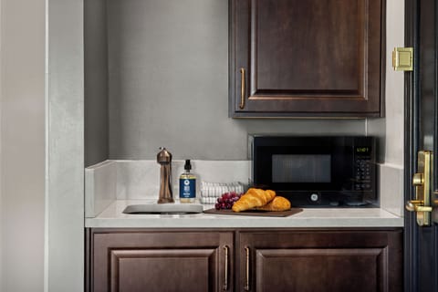 inn-at-the-opera-cw-svc-1br-ada-ballet-in-001