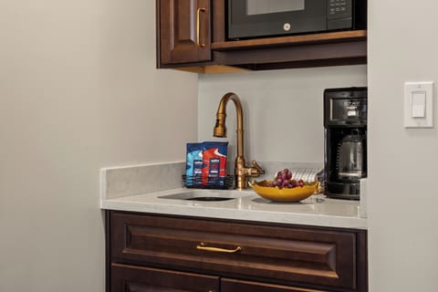 inn-at-the-opera-cw-svc-1br-concerto-in-003