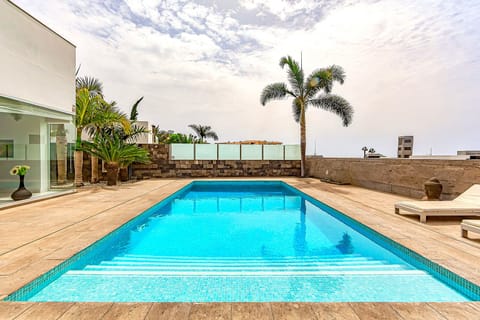 Huge private heated pool  / Terrace / Outside dining area / Middle floor