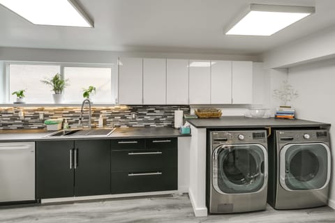 Kitchen | Laundry Machines (Linens & Towels Provided)