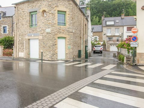 Building, Wall, Window, House, Residential Area, Facade, Neighbourhood, Home, Architecture, Roof