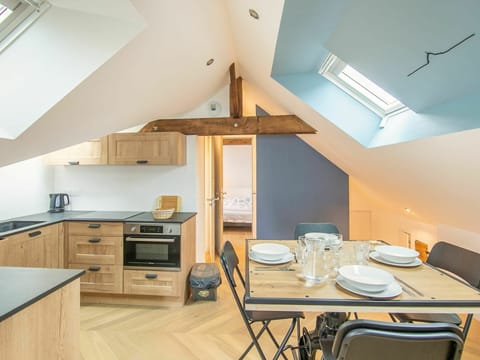 Cabinetry, Furniture, Property, Countertop, Table, Wood, Building, Kitchen, Kitchen Stove, Lighting