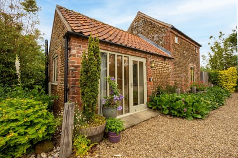 The Smokehouse, Ingoldisthorpe: An attractive and romantic traditional carrstone hideaway