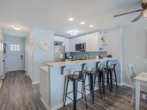Full Size Kitchen with Breakfast Bar