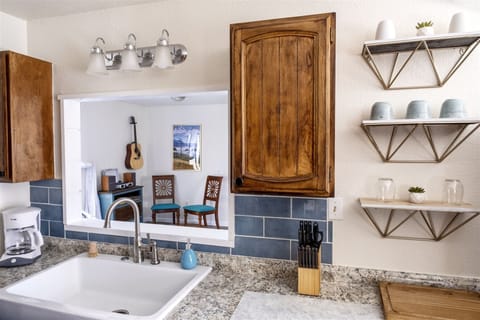 Sea La Vie - The farmhouse sink in the kitchen