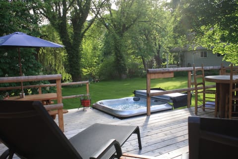 Outdoor spa tub