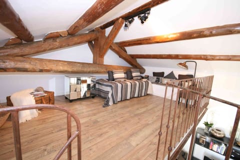 Beautiful Loft Apartement, quiet, 5 mn historical center Apartment in L'Isle-sur-la-Sorgue
