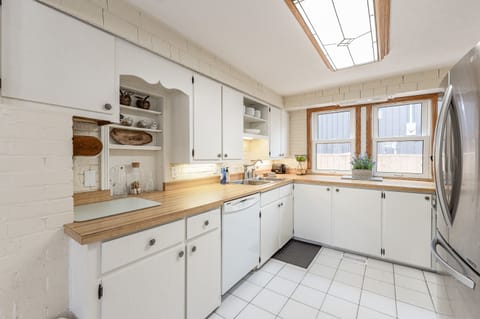 Fully equipped kitchen with dishwasher