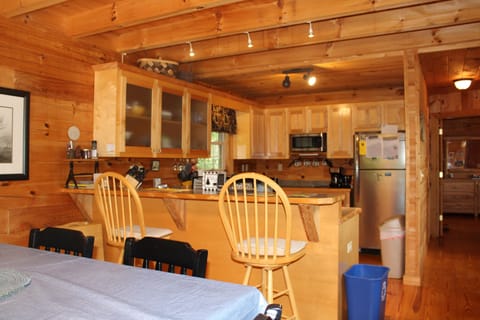 Let's stay here and eat dinner.