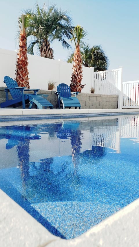 No Worries in Kure! Private Pool in the Back; Atlantic Ocean Across the Street