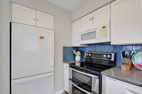 Full Size Refrigerator with Freezer, Ice-Maker