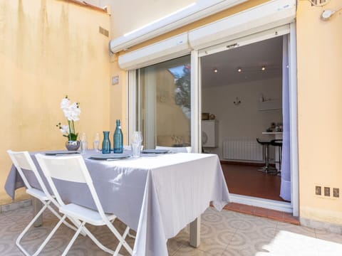 Furniture, Table, Property, Chair, Building, Interior Design, Tablecloth, Wood, Plant, Door
