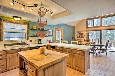 Breakfast bar can seat 3