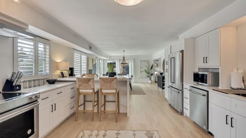 New Kitchen Cabinets and Quartz Countertops