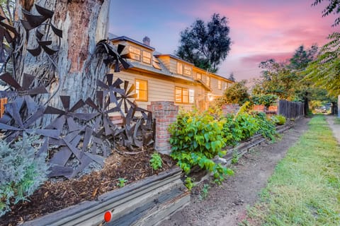 LARGE retreat with 5 KING beds* Amazing metal work by wind bell master craftsman