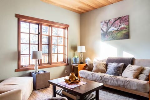 Open floor plan livingroom, dining and kitchen.