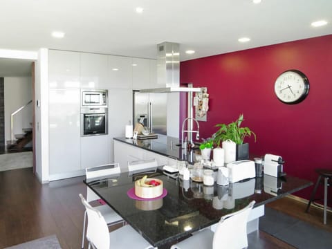 Table, Property, Furniture, Couch, Cabinetry, Building, Countertop, Houseplant, Wood, Interior Design