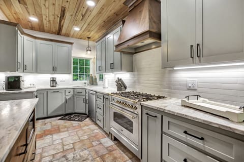 Brand new luxury kitchen!